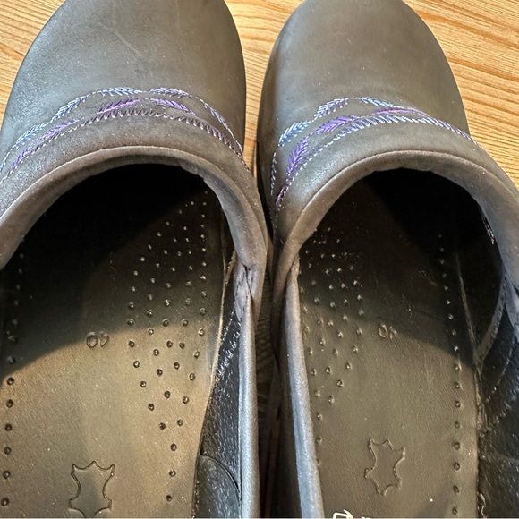 NEW DANSKO EMBROIDERED PRO NUBUCK BLACK CLOGS SHOES LIGHT PURPLE PRINT WORK - Picture 9 of 13